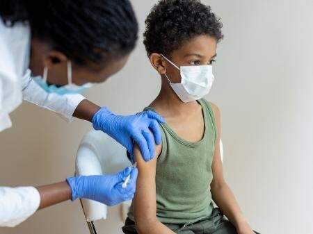 Crianças de 7 anos já podem se vacinar contra Covid nesta sexta em Campo Grande; confira calendário
