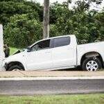 VÍDEO: Carro bate e derruba muro da Base Aérea de Campo Grande