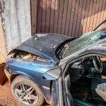 Casal que seguia para o trabalho fica ferido após carro atingir muro de casa na Vila Carvalho