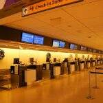 Americanos mantêm planos de viagem; empresas cancelam dezenas de voos
