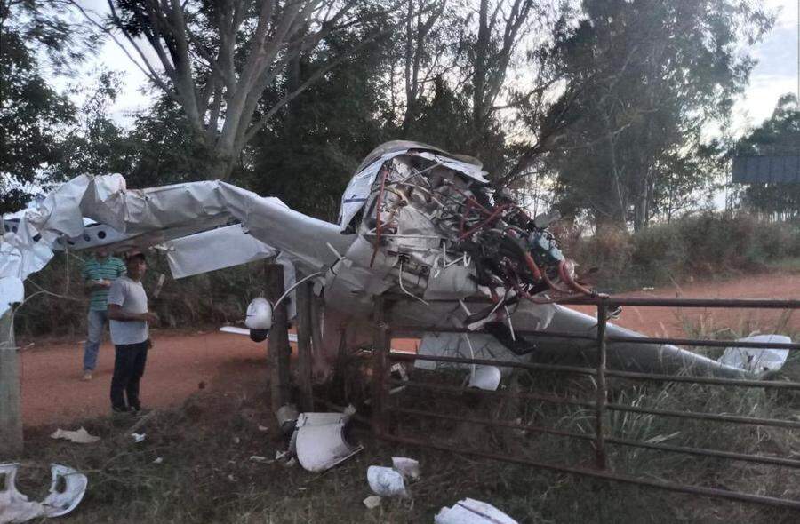 Avião caiu em uma propriedade rural.