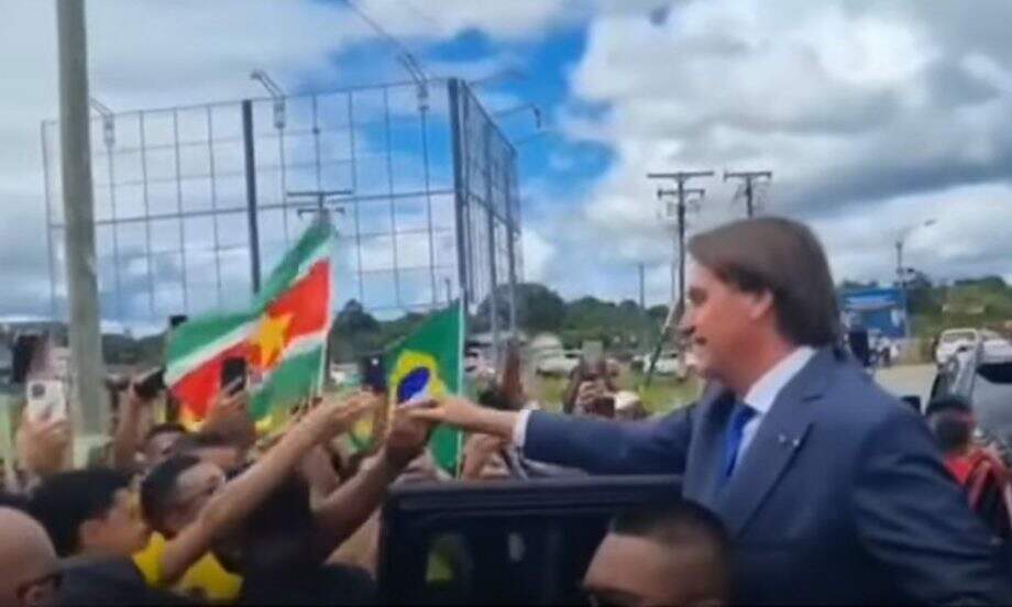 Sem máscara, Bolsonaro causa aglomeração ao cumprimentar apoiadores no Suriname