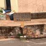 “Queremos bueiro aqui”: placa em esquina das Moreninhas revela antigo sofrimento dos moradores