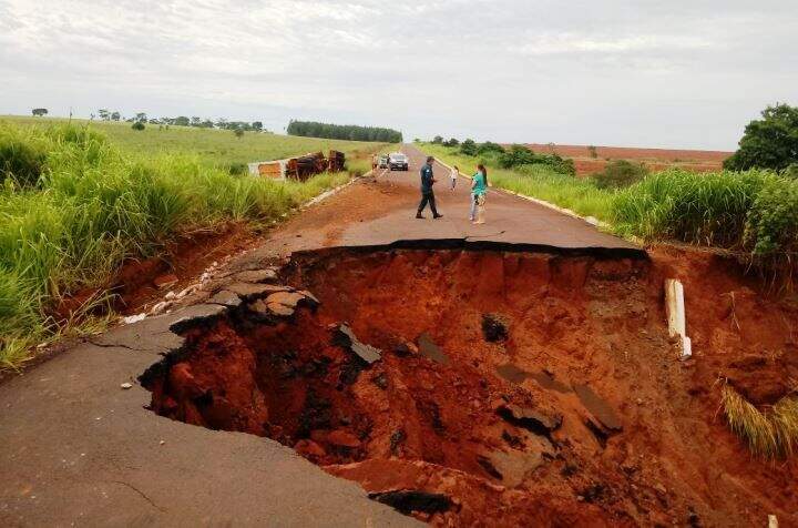 Foto meramente ilustrativa da cratera em uma rodovia