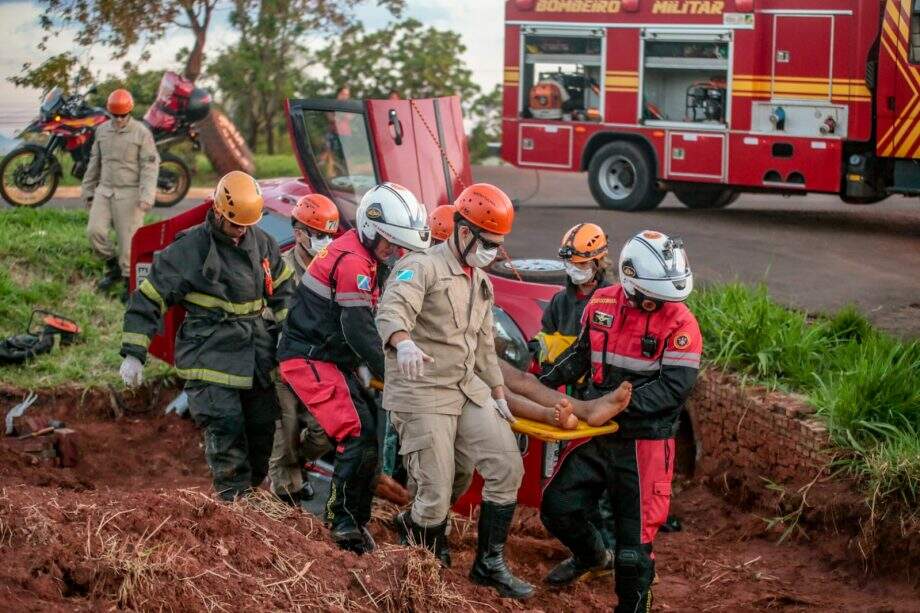 Bombeiros resgatando homem após capotagem