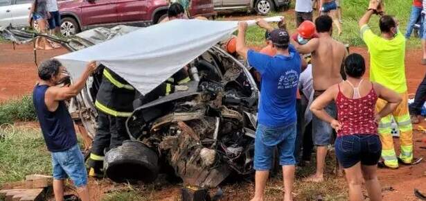 Carro ficou destruído na colisão.