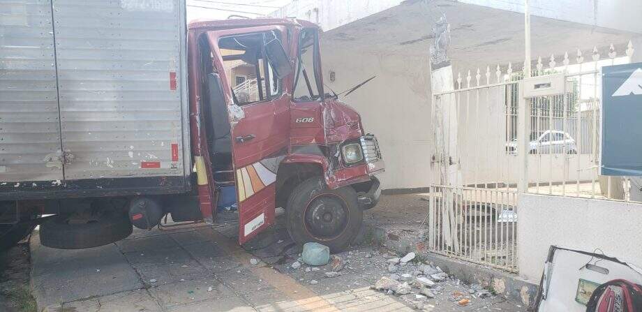 A frente do caminhão ficou bastante danificada.