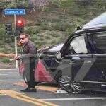 Carro de Schwarzenegger capota e motorista fica em estado grave