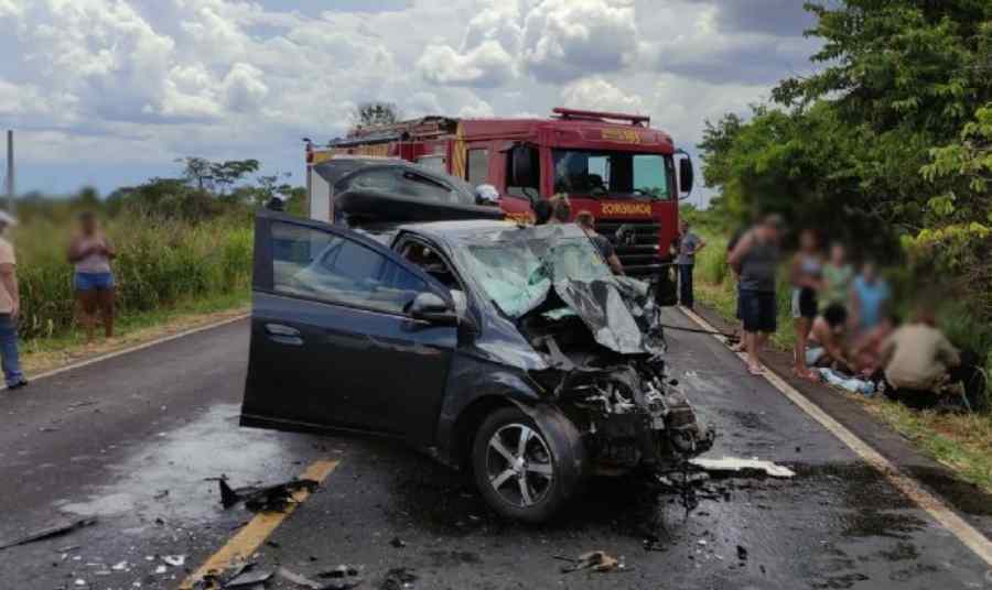 Motorista e filhos foram socorridos pelos bombeiros