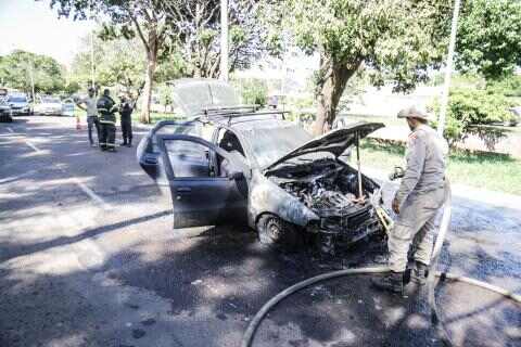 Carro ficou completamente destruído e precisou ser guinchado