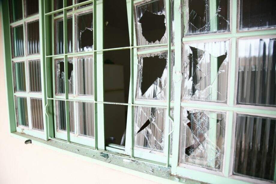 As janelas do imóvel ficaram destruídas.