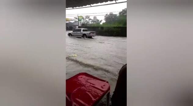 Vídeo: Em poucos minutos, chuva alaga casas e ruas de Campo Grande