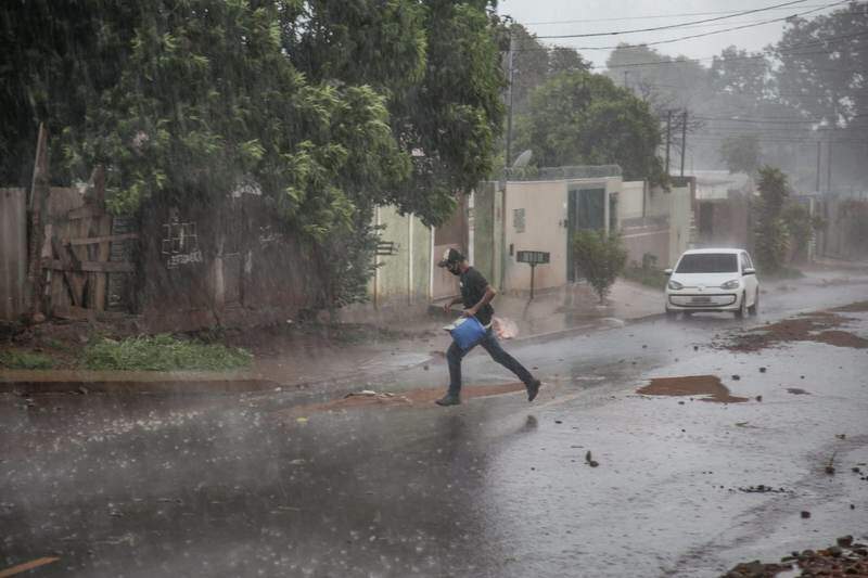 VÍDEO: Com alerta ativo de tempestade, chove até granizo em região de Campo Grande