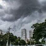 Com previsão de semana chuvosa, tempo ‘fecha’ e chove em bairros de Campo Grande