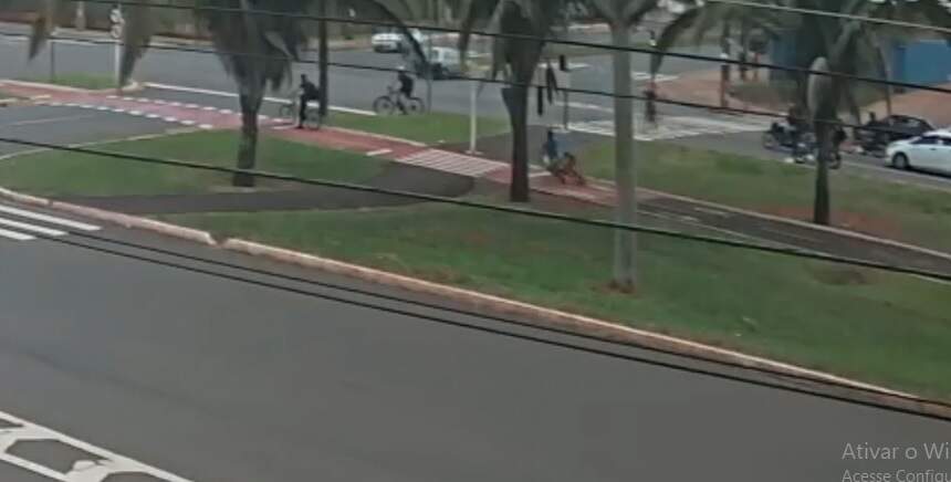 VÍDEO: ciclista passa mal e morre a poucos metros de UPA em Campo Grande