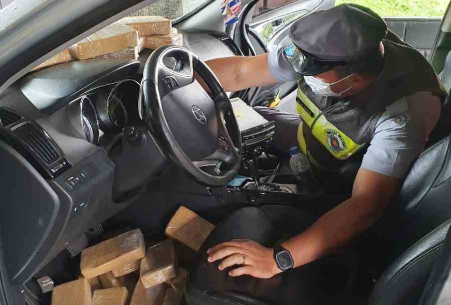 Droga estava escondida em compartimentos no carro