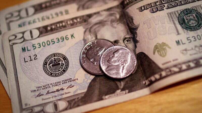 Dólar cai e bolsa reduz perdas após discurso do ministro da Economia