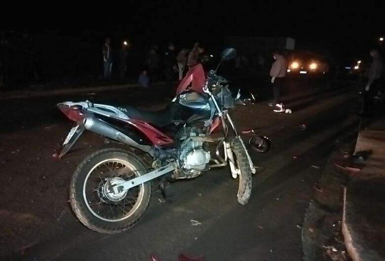 Motociclista morre e garupa fica em estado grave após moto ser atingida por caminhonete que invadiu preferencial