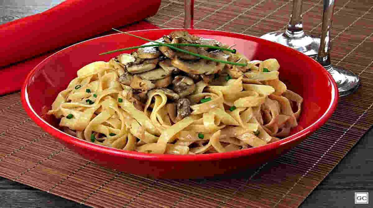 Fettuccine com cogumelos na manteiga