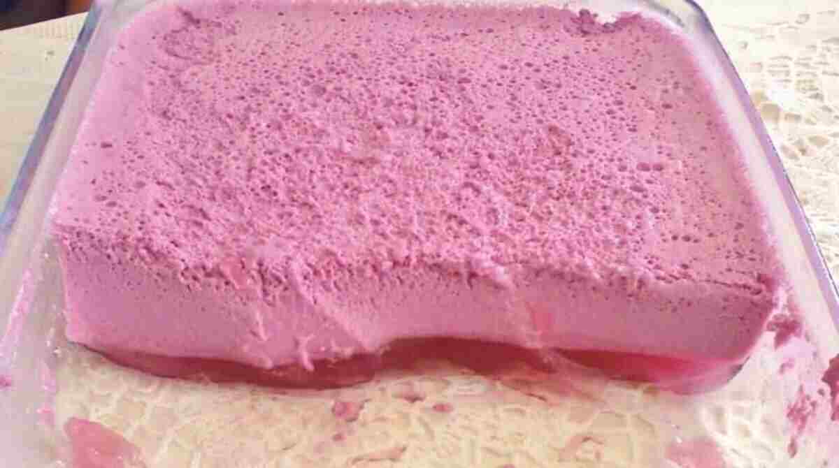 Sobremesa rápida: gelatina de morango com creme de leite condensado