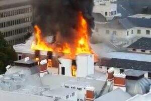 Bombeiros tentam controlar chamas no Parlamento da África do Sul