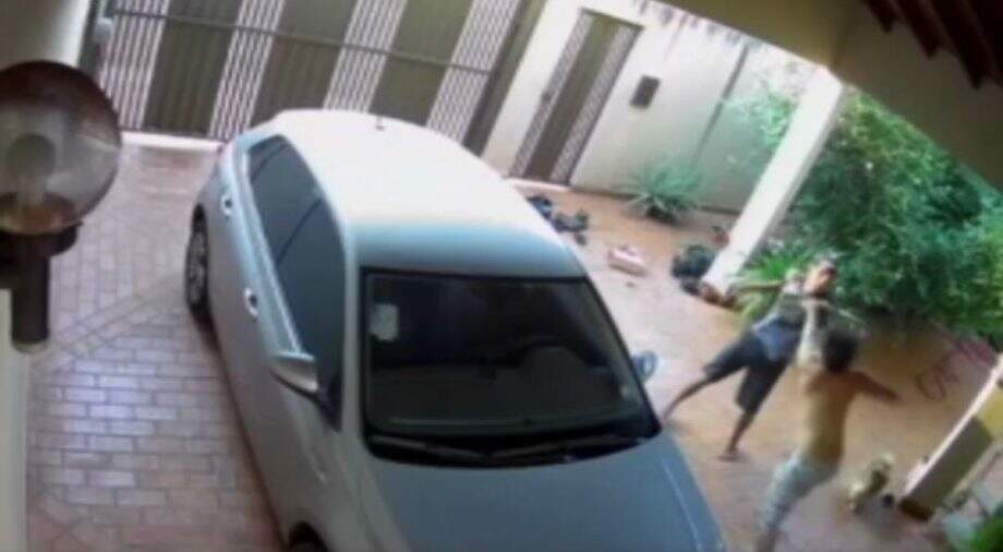 VÍDEO: morador é espancado após flagrar ladrão dentro de casa em Campo Grande