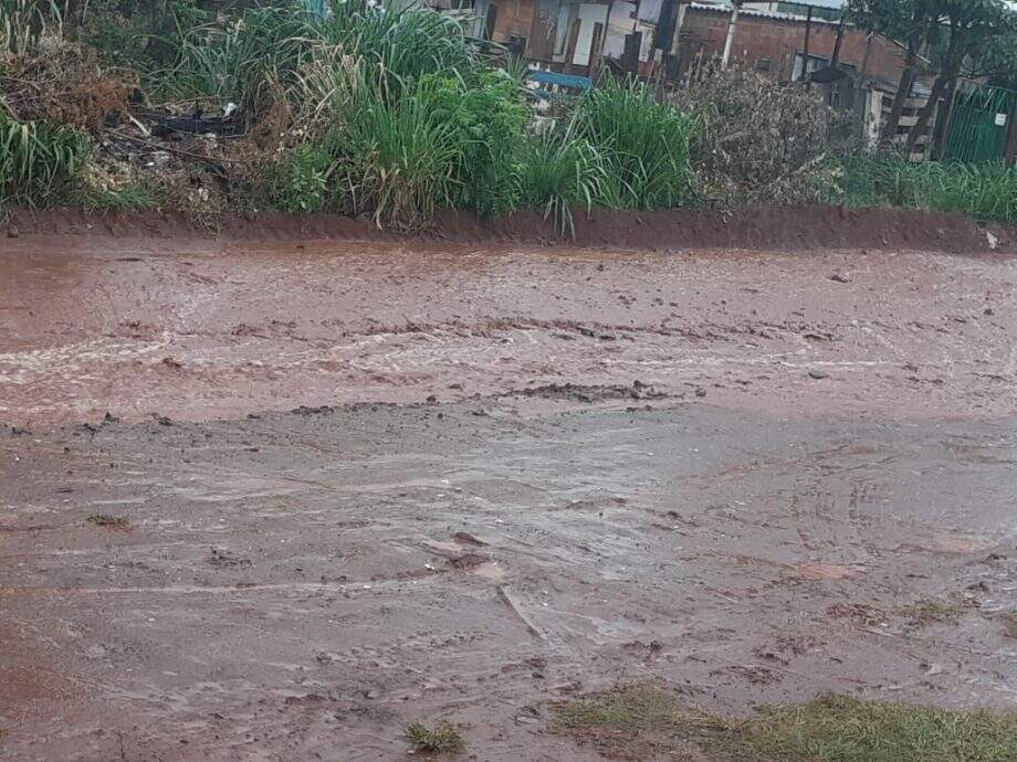 Horas após manutenção, rua vira rio de lama no Jardim Noroeste
