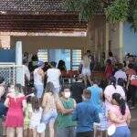Vacinação e testagem lotam postos em Campo Grande que têm reclamação de demora e aglomeração