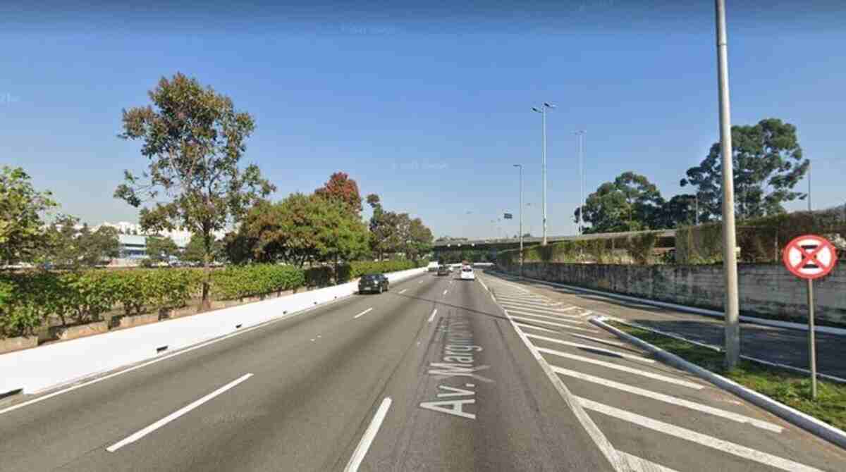 A vítima pulou de carro em movimento na marginal Tietê