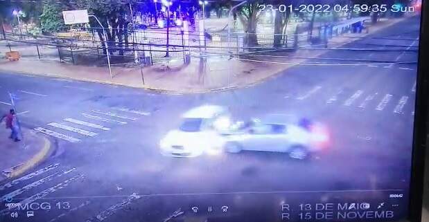 VÍDEO: imagens mostram momento em que carro capota em cima de morador de rua