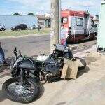 Motociclista que atingiu poste em acidente está entubado na Santa Casa