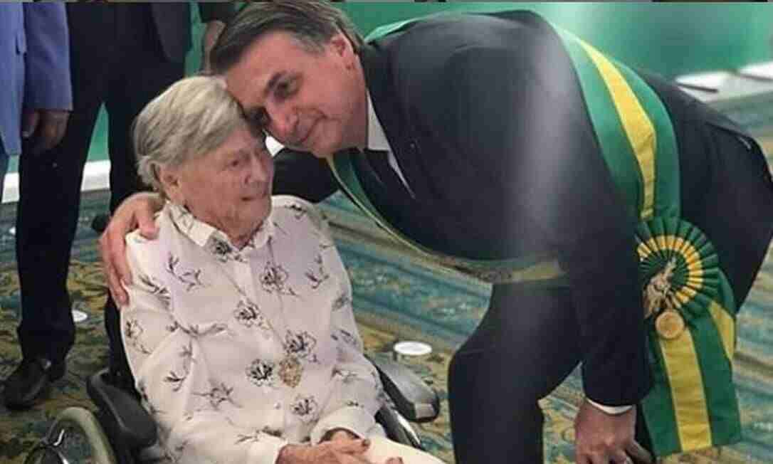 Jair Bolsonaro ao lado de sua mãe