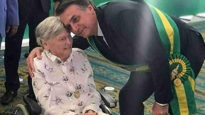 Dona Olinda ao lado do presidente Jair Bolsonaro