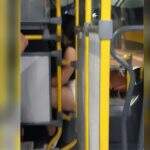 ‘Mostrando fotos’: jovem senta ao lado de motorista e revolta passageiros de ônibus em Campo Grande
