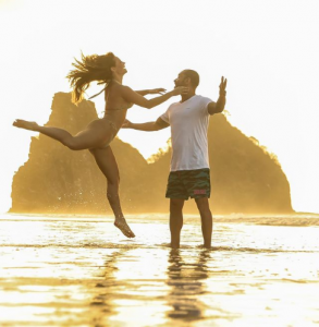 O casal do momento fotografado em um dos mais bonitos destinos do Brasil
