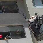 Papai Noel usa escada dos bombeiros para levar presentes a crianças com Covid no Peru