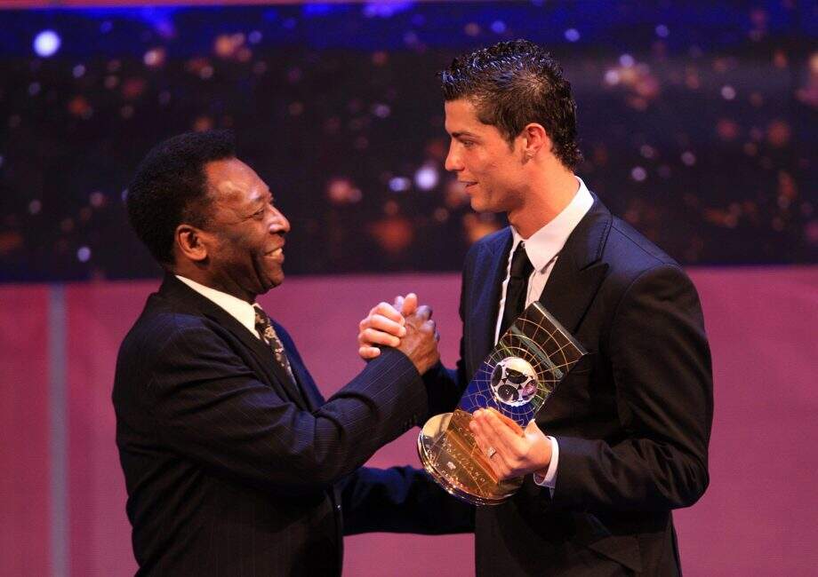 Pelé parabeniza Cristiano Ronaldo, que agradece: ‘Impossível não se emocionar’