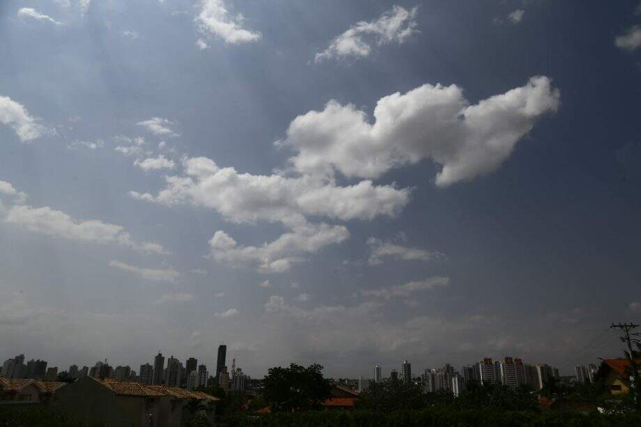 Ventos de mais de 50 km/h levantam nuvem de poeira pelos bairros de Campo Grande