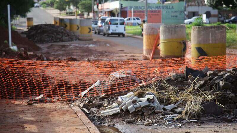 Local com interdição em meia pista (Foto: Leonardo de França