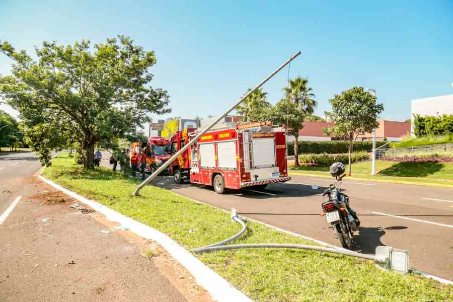 Motociclista precisou ser socorrido pelos bombeiros