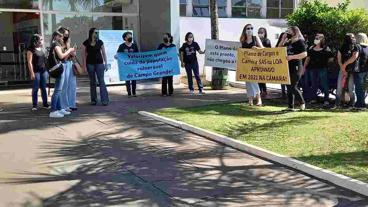 Assistentes sociais fizeram mobilização na Prefeitura e Câmara Municipal.