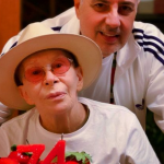 Tratando câncer, Rita Lee aparece ao lado do marido em foto de aniversário