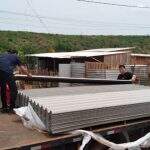 Casas de famílias afetadas por tempestade recebem telhas para reconstrução