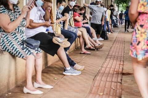 Fila para teste de covid no Centro de Testagem de Campo Grande