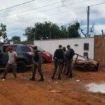 Dupla em Gol branco atira contra rapaz em terreno baldio na região das Moreninhas