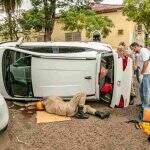 Motorista fica presa em carro tombado após batida entre quatro veículos em Campo Grande