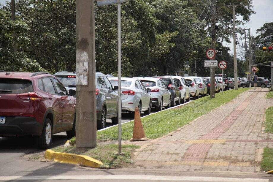 Pessoas enfrentaram filas para tomarem a vacina nesta quinta-feira (6).