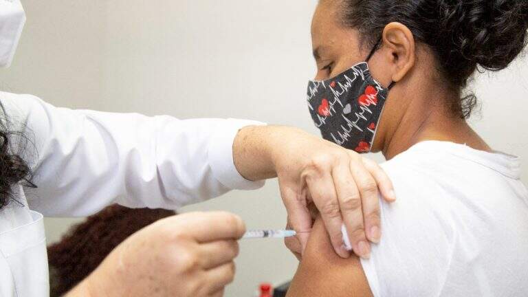 Véspera de Natal tem aplicação de vacina contra Covid-19 em oito pontos na Capital o dia inteiro