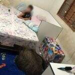 VÍDEO: Tamanduá entra no quarto de crianças e deita no tapete em Campo Grande
