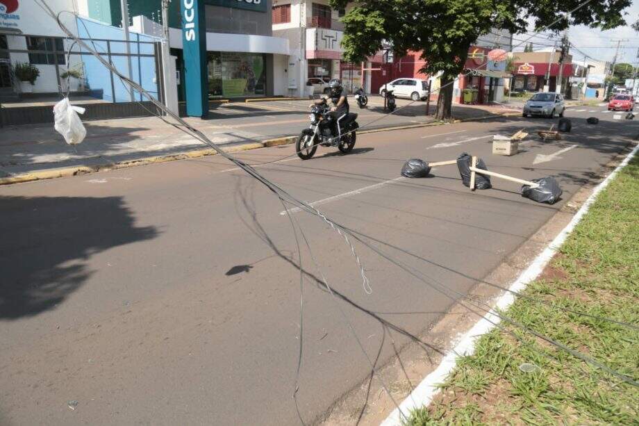 Fiação solta causa preocupação de moradores.